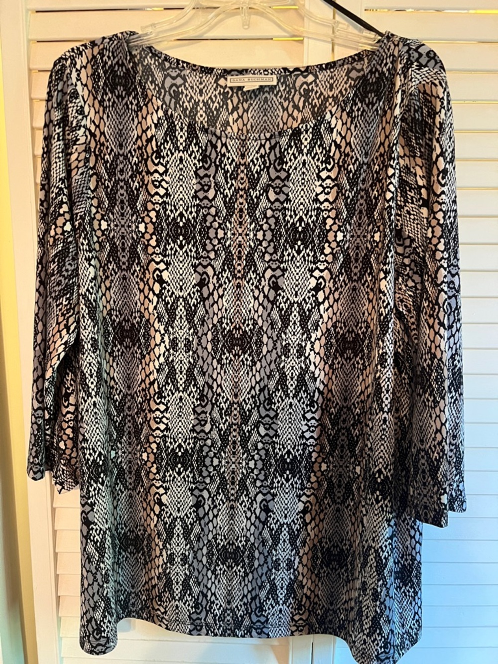 Dana Buchman Black/tanSnake-Print Lg Sleeve
Ptp: 22”
Sleeve:18.5
L: 25”
H# 52